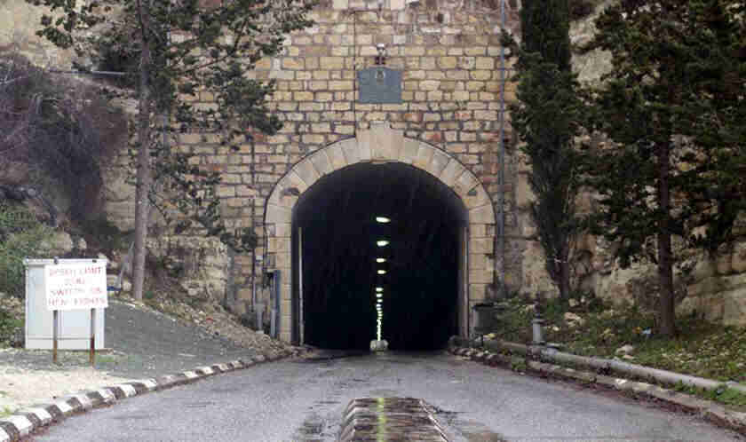Entrance into tunnel beach
