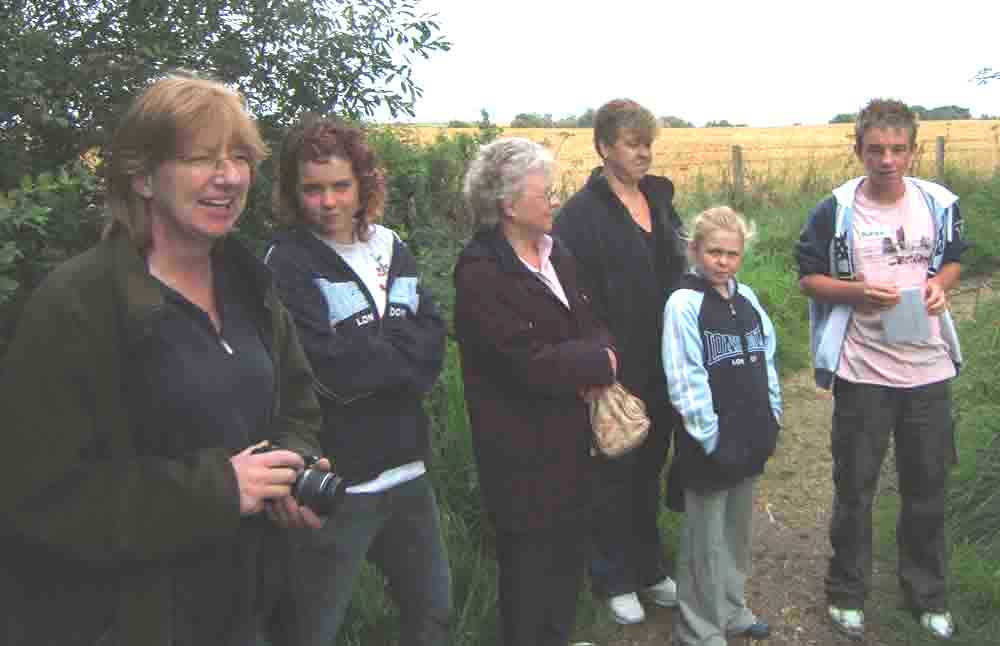 (l-r) Di, Arron's sister, grandma, mum, younger sister & Ryan